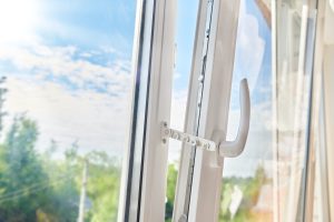 Műanyag ablak okosotthon integrációval az energiahatékonyságért t-ablak.hu